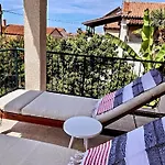 Sunny With Large Balcony By Mihaela Apartmán