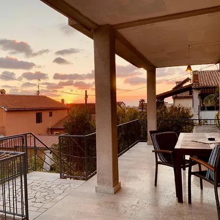 Sunny With Large Balcony By Mihaela Poreč