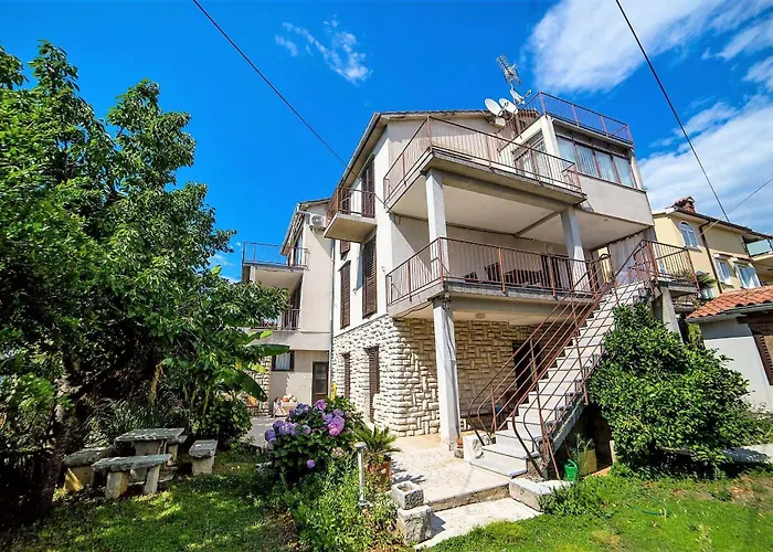 Sunny With Large Balcony By Mihaela Lejlighed Poreč