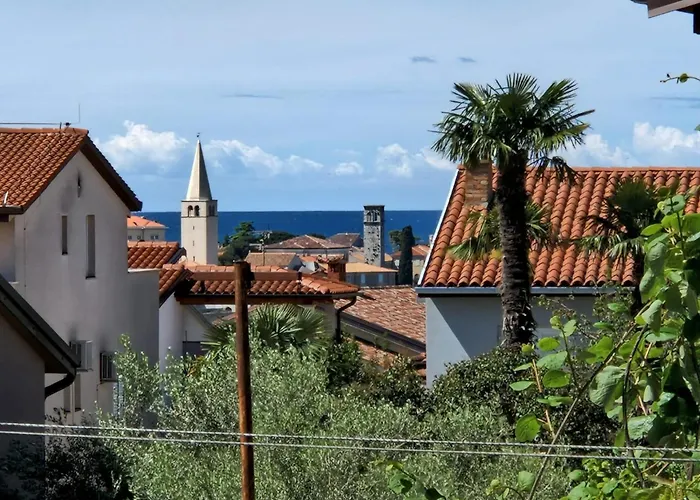 Sunny With Large Balcony By Mihaela Lejlighed Poreč