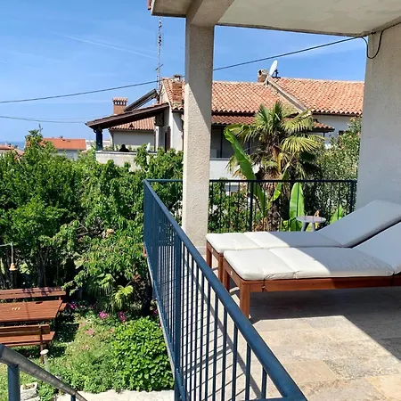 Sunny With Large Balcony By Mihaela Apartamento