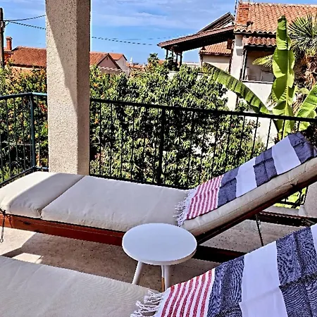 Sunny With Large Balcony By Mihaela شقة