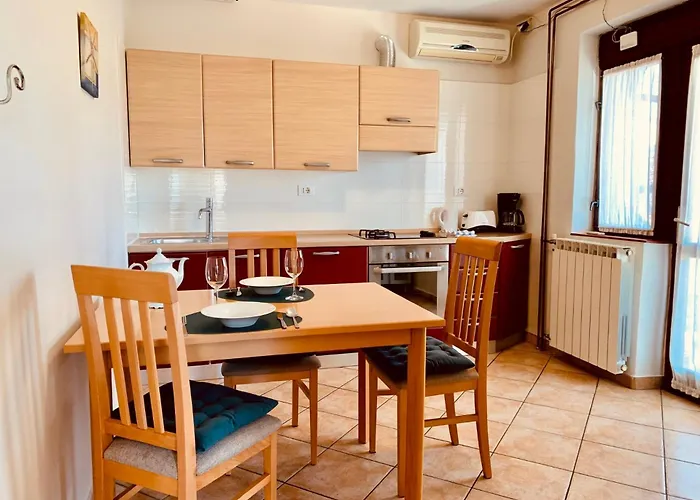 Sunny With Large Balcony By Mihaela Apartamento